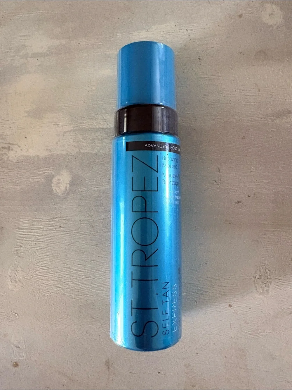 St. Tropez Bronzing Mousse with Blue Velvet Dual-Sided Applicator Mitt